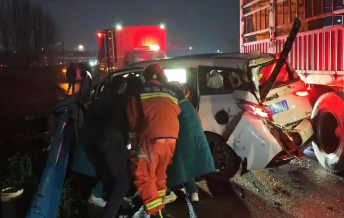 暮色救援显担当 平凡英雄护生命