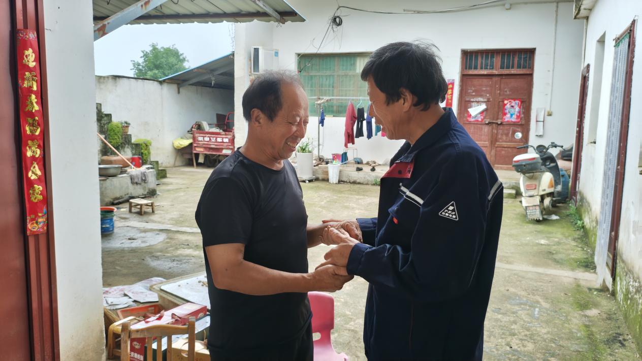 南阳市唐河县：田间勇救落水者 优良家风铸英雄